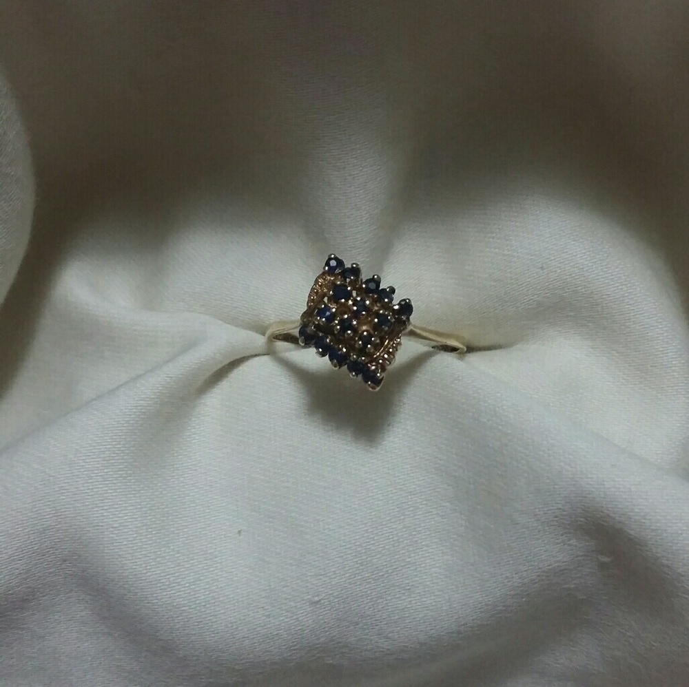 10kt yellow gold genuine sapphire ring. Size 7.75
